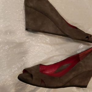 Taryn Rose 2.5 inch wedge heel, open toe, gray,